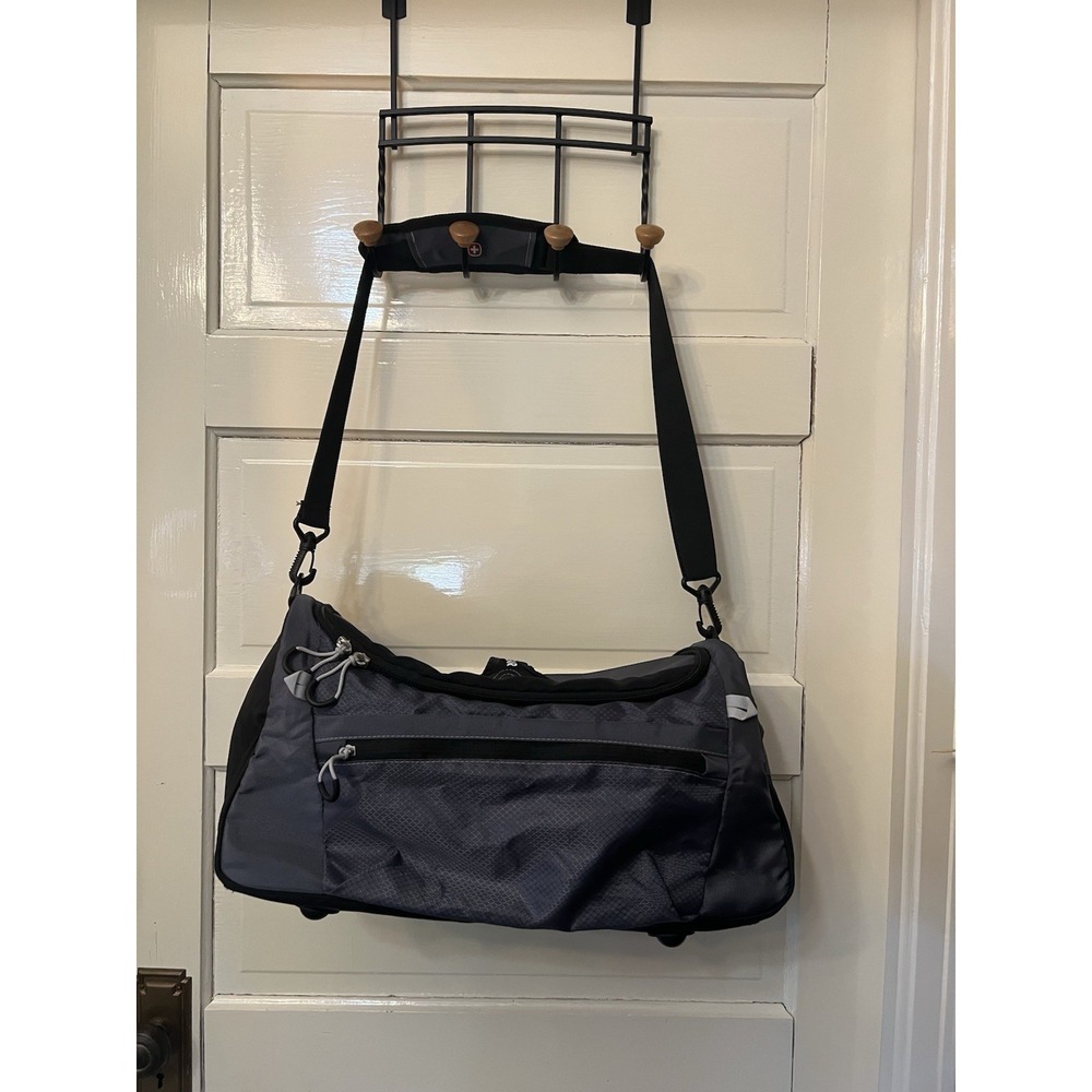 SWISS GEAR Workout/Travel/ Duffel Bag w/ Shoulder Strap Zippered I/O Pockets